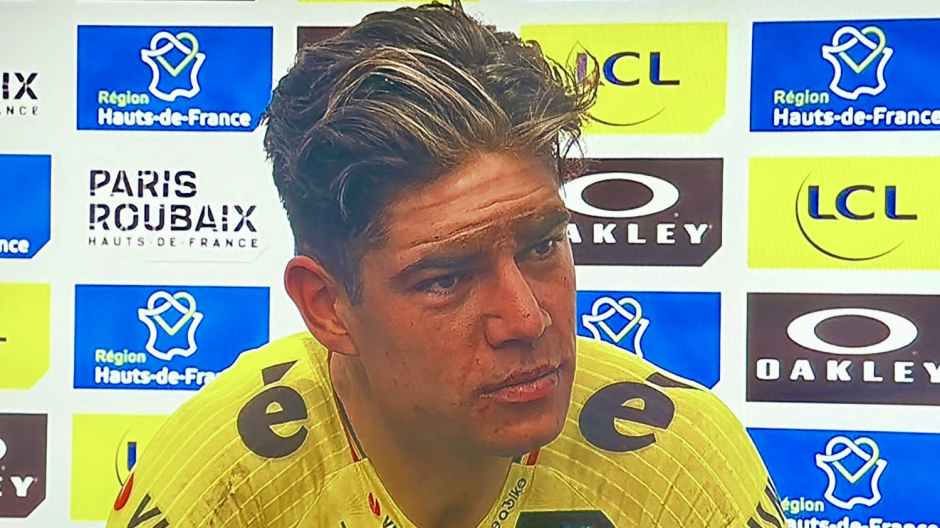 Ganna tra forature e cadute è 25° alla Parigi-Roubaix vinta da Wout van Aert
